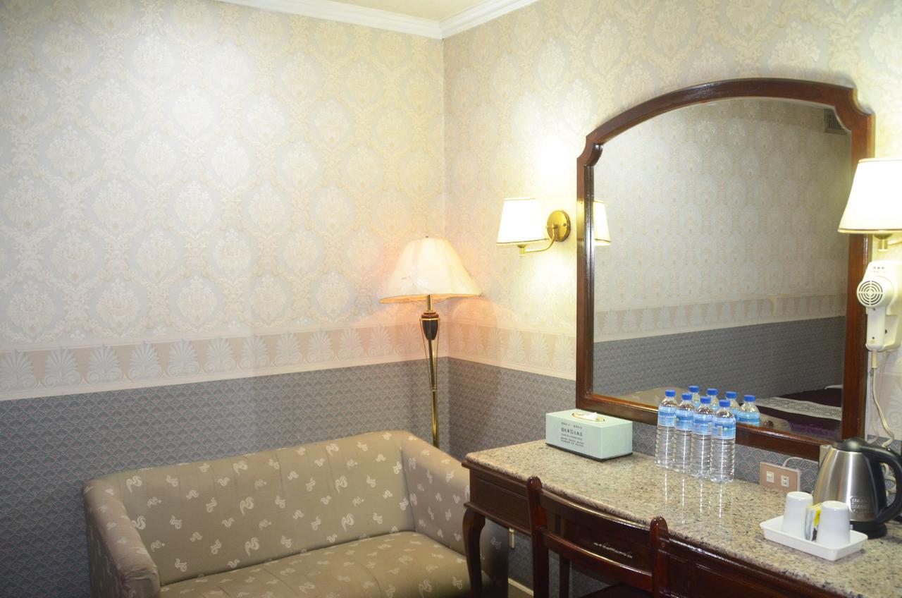 Guang Haw Hotel Тайнан Екстериор снимка